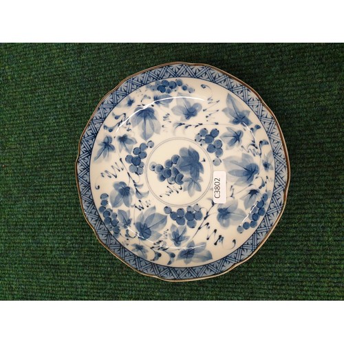 257 - CHINESE BLUE AND WHITE CHARGER SHOWING DRAGONS AND A SMALL BLUE AND WHITE PLATE