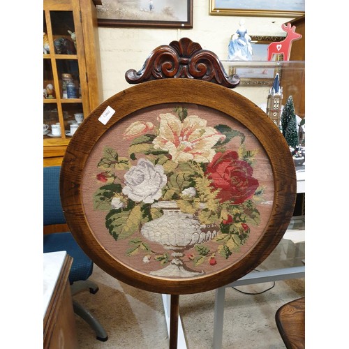 313 - A VICTORIAN MAHOGANY TRIPOD BASE CIRCULAR TAPESTRY FIRE SCREEN