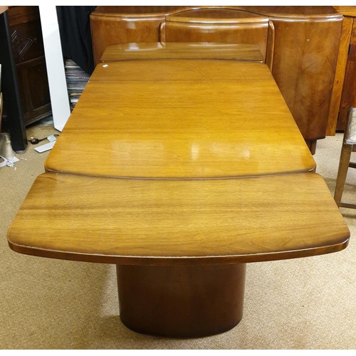 393 - AN ART DECO STYLE WALNUT EXTENDING DINING TABLE BY BEAUTILITY WITH 6 VINYL SEATED CHAIRS TO MATCH AN... 