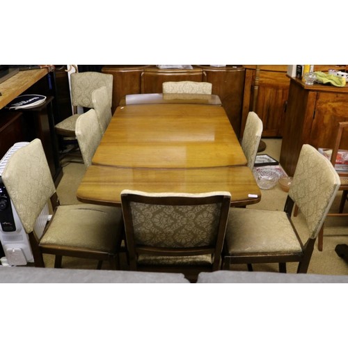 393 - AN ART DECO STYLE WALNUT EXTENDING DINING TABLE BY BEAUTILITY WITH 6 VINYL SEATED CHAIRS TO MATCH AN... 