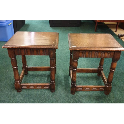 325 - AN OLD CHARM OAK NEST OF THREE TABLES COMPRISING COFFEE TABLE AND TWO SIDE TABLES