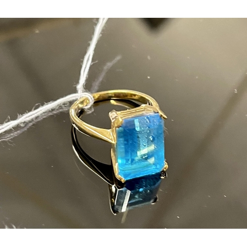 508 - 9CT GOLD AND LARGE BLUE GEMSTONE RING, 5GRAMS