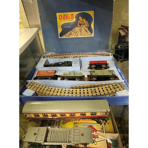 490 - HORNBY DUBLO ELECTRIC TRAIN SET AND ACCESSORIES INCL, STATIONS, CONROLLERS, MAIN BOX AND SOME OTHER ... 