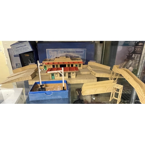 490 - HORNBY DUBLO ELECTRIC TRAIN SET AND ACCESSORIES INCL, STATIONS, CONROLLERS, MAIN BOX AND SOME OTHER ... 