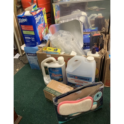 32 - BOX OF VARIOUS HOUSEHOLD ITEMS INC. CLINGFILM, ZIPLOC FOOD BAGS, MICROFIBRE CLOTHS, SHAMPOO, DISPOSA... 