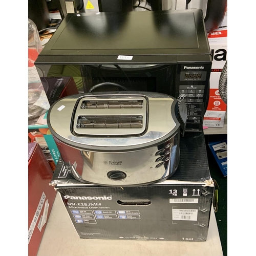 67 - BOXED PANASONIC MICROWAVE OVEN - MN-E28JMM TOGETHER WITH A RUSSELL HOBBS TWO SLICE TOASTER