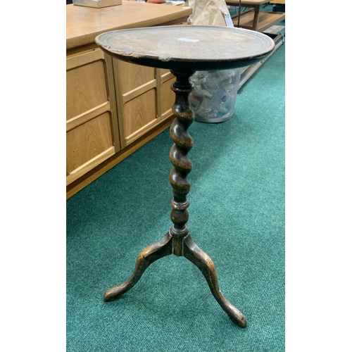 338 - A SMALL OAK TWIST TRIPOD WINE TABLE