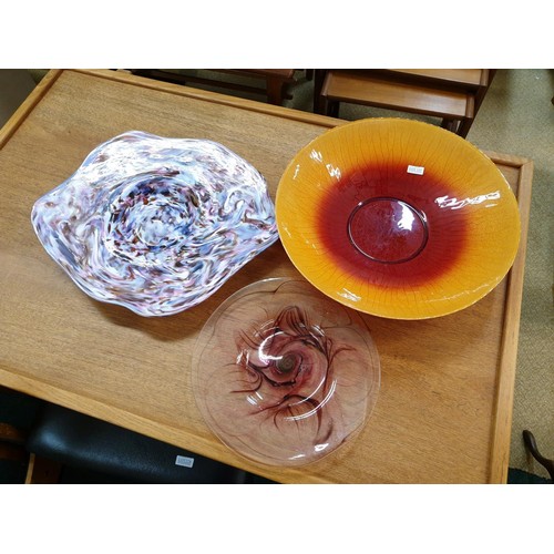 335 - A SET OF 3 ART GLASS BOWLS, 1 SUNBURST ORANGE, 1 PINK & PURPLE SWIRL, 1 RED GLASS