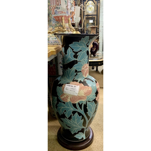 264 - A LARGE CHINESE BALUSTER FORM PORCELAIN TABLE LAMP & SHADE WITH RED & GREEN PEONY PATTERN OVERLAY -A... 