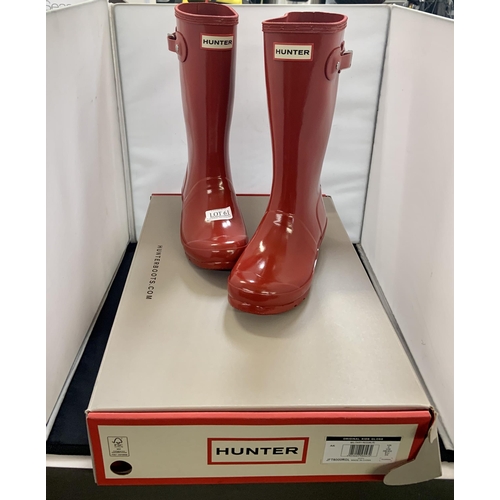 61 - BOXED PAIR OF HUNTER CHILDRENS WELLIES - RED - UK2