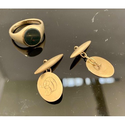 365A - 9CT GOLD GENTS SIGNET RING TOGETHER WITH A PAIR OF 9CT GOLD CUFFLINKS, APPROX. 7G