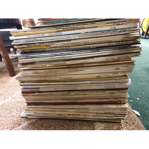 242 - A LARGE QTY OF VINYL CLASSICAL RECORDS INCL MOZART