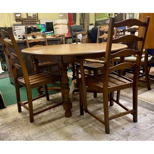 321 - AN ERCOL GOLDEN DAWN OVAL EXTENDING DINING TABLE WITH FOUR MATCHING DINING CHAIRS, TWO CARVERS, TWO ... 