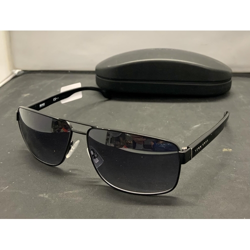 26 - PAIR OF HUGO BOSS SUNGLASSES - BOSS1035/S IN ORIGINAL CARRY CASE