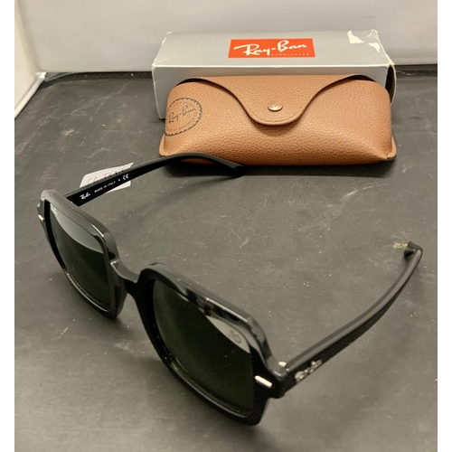 42 - PAIR OF RAY BAN OVERSIZED SUNGLASSES  - RB2188 IN ORIGINAL BOX AND CASE