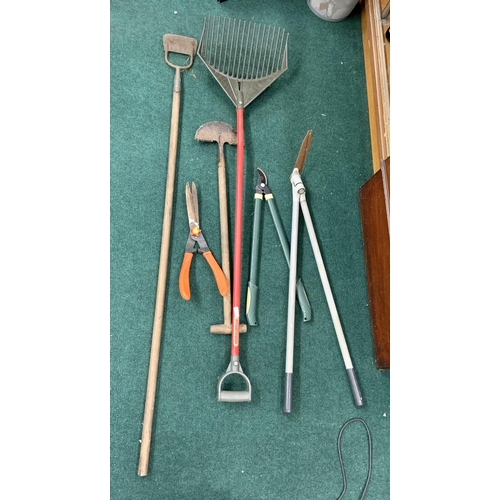 63 - X6 VARIOUS GARDEN TOOLS, INCL RAKES, HOES, SHEERS ETC....