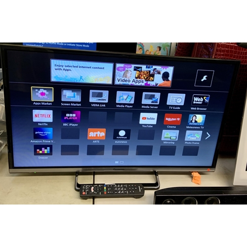 153 - PANASONIC 32'' LCD SMART TV - TX-32DS500B WITH R/C