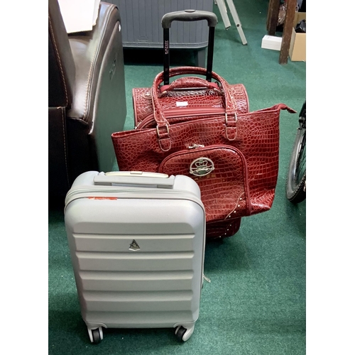 159 - A CATHY TWO PIECE SUITCASE AND HANDBAG SET IN RED SNAKE SKIN EFFECT WITH A HARDSHELL AEROLIGHT CABIN... 