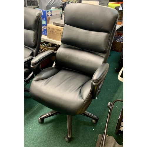 163 - LAZ E BOY LEATHER EXECUTIVE ARMCHAIR (ARM FAULT)