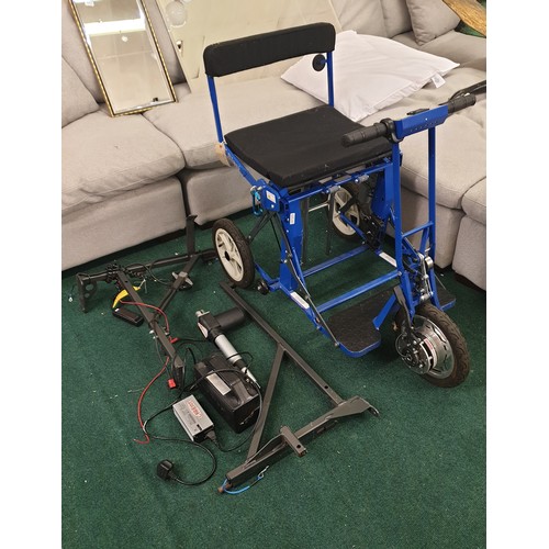 193 - DI BLASI MODEL R30 COLLAPSIBLE THREE WHEELED MOBILITY SCOOTER, WITH CARRY BAG AND HOIST (WITH BATTER... 