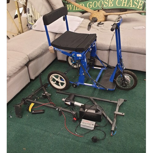 193 - DI BLASI MODEL R30 COLLAPSIBLE THREE WHEELED MOBILITY SCOOTER, WITH CARRY BAG AND HOIST (WITH BATTER... 