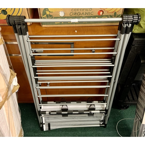 221 - FOLDING CLOTHES AIRER/CLOTHES MAIDEN