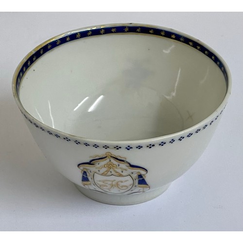 398 - 18TH/19TH CENTURY CHINESE EXPORT TEABOWL WITH CREST, 9 CM DIAMETER