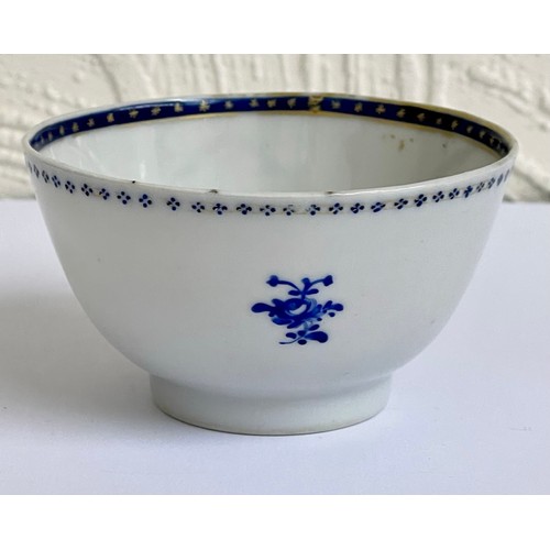 398 - 18TH/19TH CENTURY CHINESE EXPORT TEABOWL WITH CREST, 9 CM DIAMETER