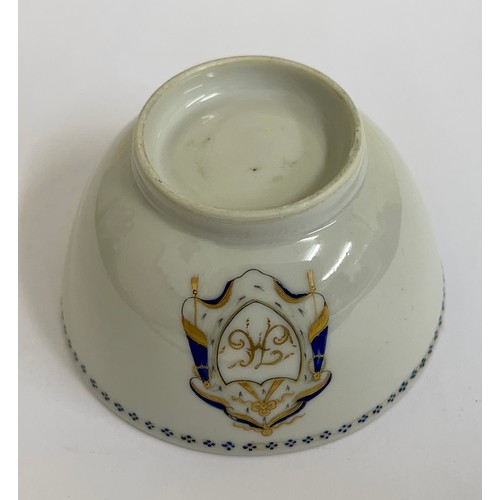 398 - 18TH/19TH CENTURY CHINESE EXPORT TEABOWL WITH CREST, 9 CM DIAMETER