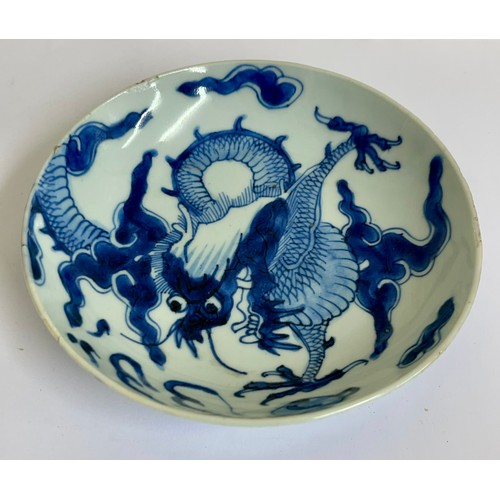 403 - 18TH CENTURY CHINESE BLUE AND WHITE DRAGON SAUCER DISH WITH SEAL MARK, 15.6CM DIAMETER