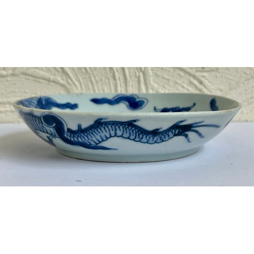 403 - 18TH CENTURY CHINESE BLUE AND WHITE DRAGON SAUCER DISH WITH SEAL MARK, 15.6CM DIAMETER