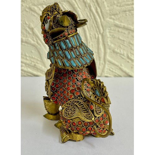 404 - OLD STONE AND CORAL INLAID GILT METAL ORIENTAL TEMPLE DOG, 9.5CM HIGH