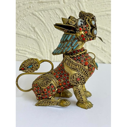 404 - OLD STONE AND CORAL INLAID GILT METAL ORIENTAL TEMPLE DOG, 9.5CM HIGH