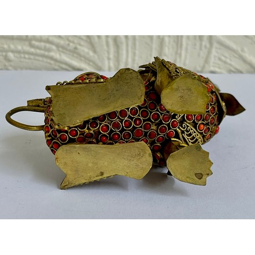 404 - OLD STONE AND CORAL INLAID GILT METAL ORIENTAL TEMPLE DOG, 9.5CM HIGH