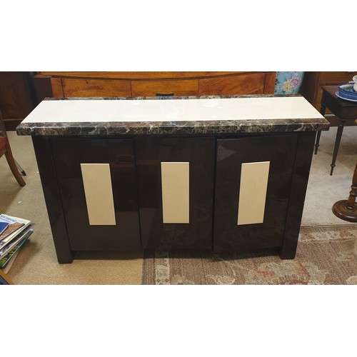 304 - A MARBLE EFFECT TOPPED HIGH GLOSS CREAM/BROWN BUFFET SIDEBOARD - 3 CUPBOARDS - 140CM LONG, 45CM DEEP... 