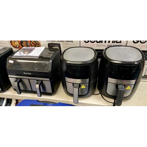 63 - SUR LA TABLE DUAL BASKET AIR FRYER (ONE SIDE ONLY WORKING) TOGETHER WITH 2 X GOURMIA 5.7L DIGITAL AI... 