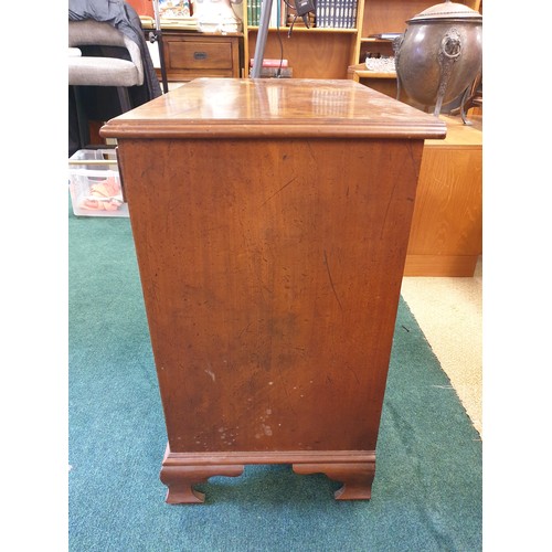 273 - A SMALL ANTIQUE KNEEHOLE DESK IN MAHOGANY - 7 DRAWERS ACROSS THE TWO PEDESTAL WITH A RECESSED CUPBOA... 