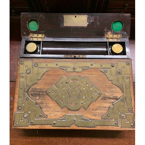 401 - A VICTORIAN BRASS BOUND WRITING SLOPE WITH 2 X BRASS TOPPED INKWELLS, GREEN BAIZE INTERIOR -SOME FAD... 