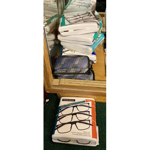 28 - QTY OF FOSTER GRANT DESIGN OPTICS READING GLASSES WITH CASES - VARIOUS STRENGTHS - APPROX 18 PAIRS