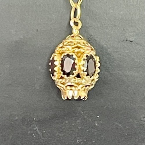 363 - A 9CT YELLOW GOLD & GARNET PENDANT ON GOLD CHAIN - A FOB SET PENDANT WITH 7 GARNETS IN 9CT GOLD ON A... 