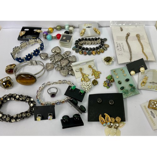 370 - A LARGE QTY. OF VINTAGE & MODERN COSTUME JEWELLERY - RINGS, EARRINGS & STUDS, BANGLES, BRACELETS, CH... 