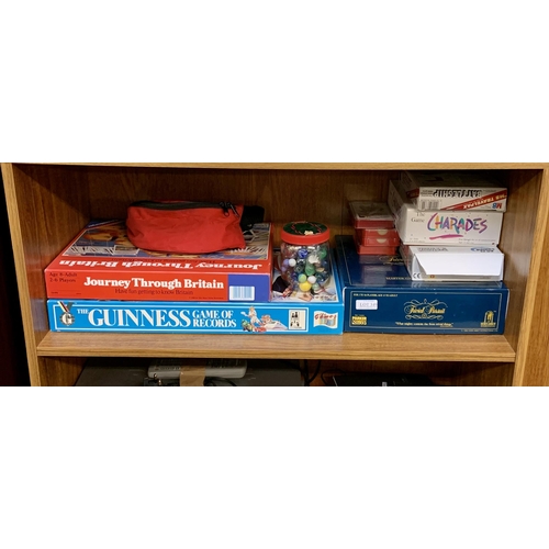 349 - VINTAGE & MODERN TOYS, GAMES ETC: INCL BOARD GAMES, PLAYSETS