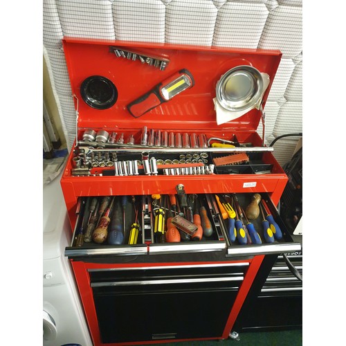 295 - A RED METAL 2 TIER WORKSTATION OF DRAWERS AND CUPBOARDS WITH OVER UNDER DOORS ON WHEELS WITH A VERY ... 