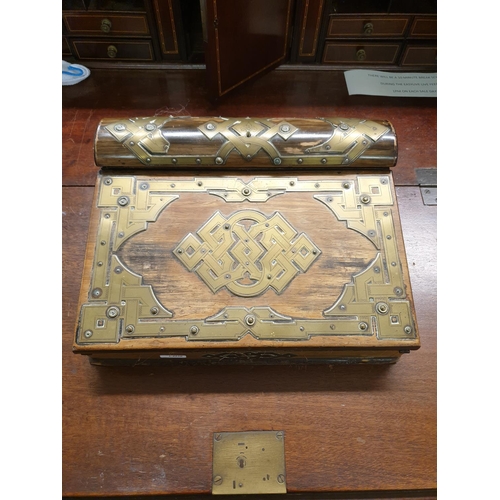 348a - A VICTORIAN BRASS BOUND WRITING SLOPE WITH 2 X BRASS TOPPED INKWELLS, GREEN BAIZE INTERIOR -SOME FAD... 