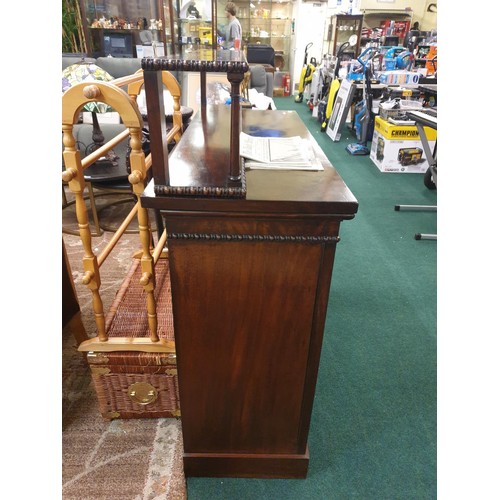 242 - WILLIAMS & GIBTON WILLIAM IV MAHOGANY 2 DOOR CHIFFONIER CABINET MARKED 17404 - WITH SEPARATE SHELF -... 