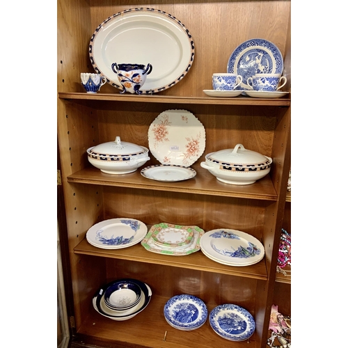 317 - A SMALL COLLECTION OF VINTAGE ENGLISH POTTERY INCL. 4X WOOD B&W WILLOW PATTERN COFFEE CUPS & SAUCERS... 