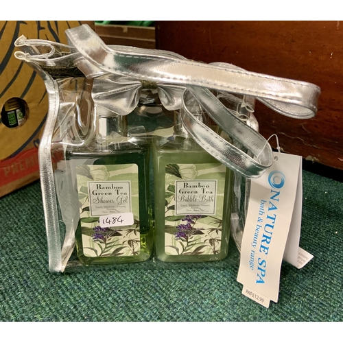 48A - NATURE SPA BAMBOO GREEN TEA BATH GIFT SET IN COSMETIC CARRY BAG