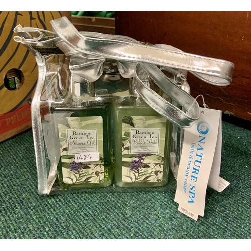 48B - NATURE SPA BAMBOO GREEN TEA BATH GIFT SET IN COSMETIC CARRY BAG