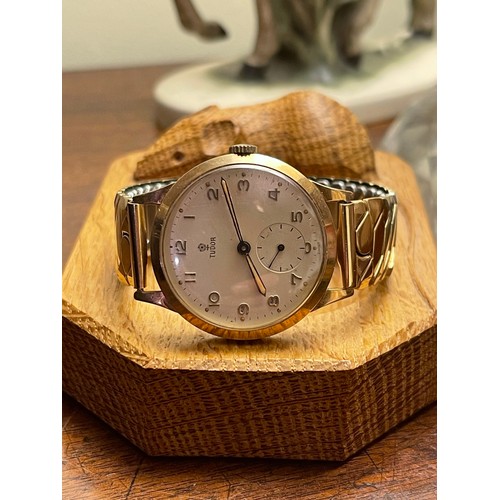 312 - VINTAGE TUDOR ROLEX 9ct GOLD CASED GENTLEMANS WRISTWATCH ON A ROLLED GOLD EXPANDING BRACELET WITH OR... 