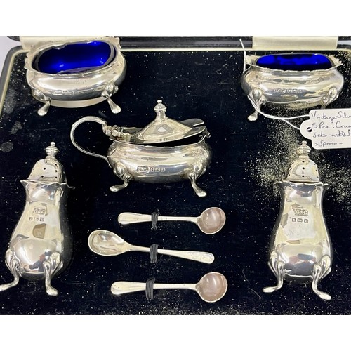 333 - VINTAGE SILVER 5 PIECE CRUET SET (WITH BRISTOL BLUE SLIPS) AND SPOONS IN ORIGINAL DISPLAY CASE - 175... 